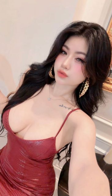 Bích Hoa Nguyễn - Phồn thực thế, chắc tại góc chụp ..