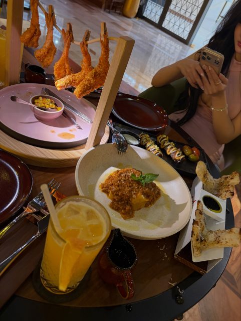 Trịnh Lâm Oanh - Đi date cùng với người đẹp
