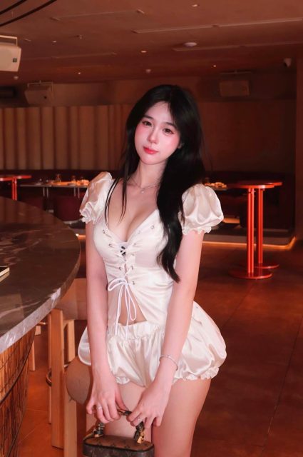 Nguyễn Phạm Tú Uyên - Nếu em làm sai, em sẽ cúi đầu xin lỗi anh Anh chỉ cần giữ tóc giúp…