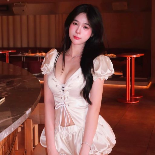 Nguyễn Phạm Tú Uyên - Nếu em làm sai, em sẽ cúi đầu xin lỗi anh Anh chỉ cần giữ tóc giúp…