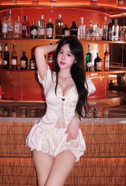Nguyễn Phạm Tú Uyên - Nếu em làm sai, em sẽ cúi đầu xin lỗi anh Anh chỉ cần giữ tóc giúp…
