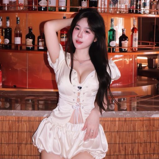 Nguyễn Phạm Tú Uyên - Nếu em làm sai, em sẽ cúi đầu xin lỗi anh Anh chỉ cần giữ tóc giúp…