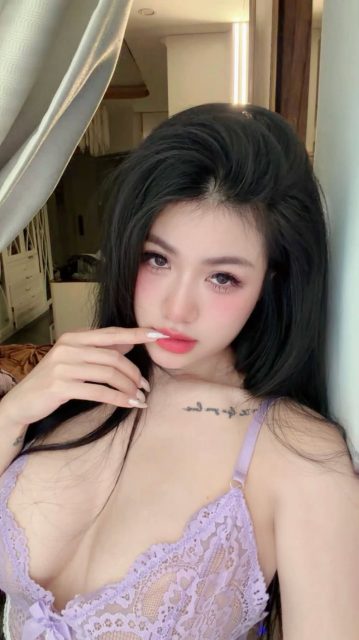 Bích Hoa Nguyễn - Cảnh báo nhẹ: Tiếp xúc nhiều dễ sinh tương tư ..