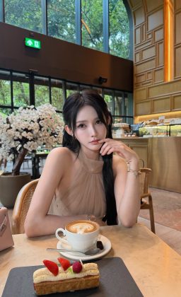 Nguyễn Thị Phi Yến - Cười một cái, nắng cũng thấy ngại mà vàng hơn JENÉA By Jenny