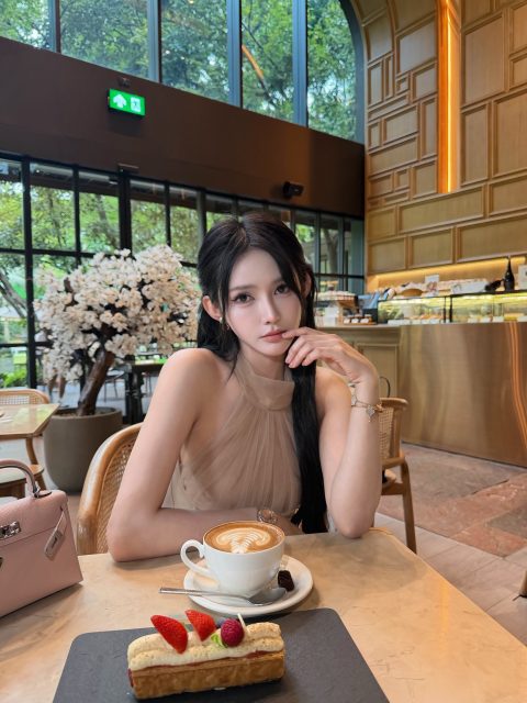 Nguyễn Thị Phi Yến - Cười một cái, nắng cũng thấy ngại mà vàng hơn JENÉA By Jenny