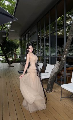 Nguyễn Thị Phi Yến - Cười một cái, nắng cũng thấy ngại mà vàng hơn JENÉA By Jenny