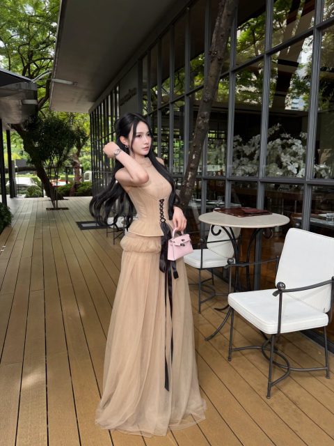Nguyễn Thị Phi Yến - Cười một cái, nắng cũng thấy ngại mà vàng hơn JENÉA By Jenny