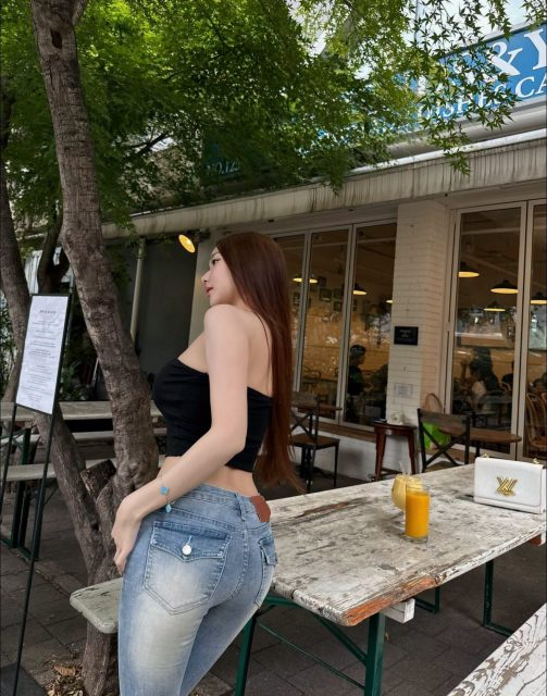 Ly Ly Trần - Em hiểu chuyện thì ai hiểu em?