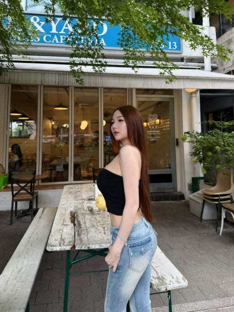 Ly Ly Trần - Em hiểu chuyện thì ai hiểu em?