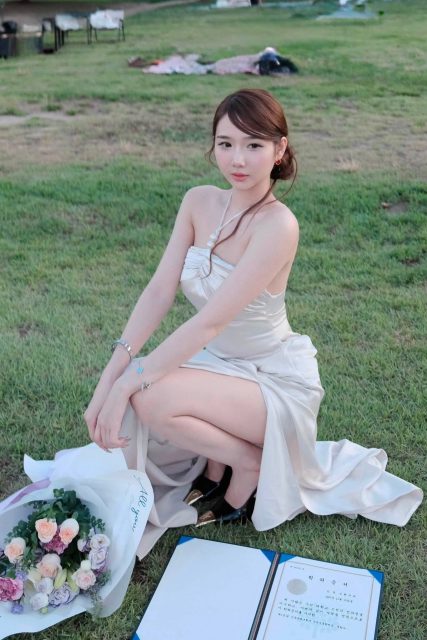 Ly Ly Trần - Tuổi thanh xuân cũng giống như mây trời
