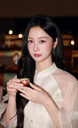 Vũ Phương Anh - Rồi ông trời sẽ mang đến cho bạn 1 người: Vừa gặp bạn, đã cười Vừa…